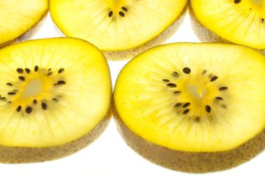 Kivi beyaz üzerine dilimler