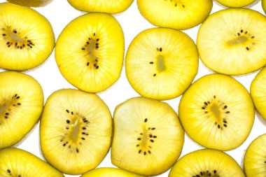 Kivi beyaz üzerine dilimler