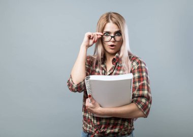 Genç çekici kadın kitap tutun