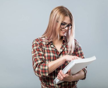 Genç çekici kadın kitap tutun