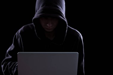 Karanlıkta anonim hacker