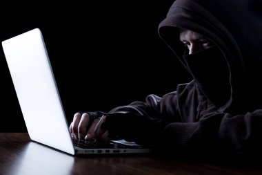 Karanlıkta anonim hacker