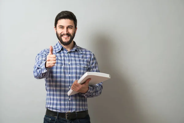 Hombre con libro de texto — Foto de Stock