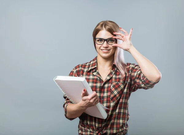 Joven atractiva mujer hold book — Foto de Stock