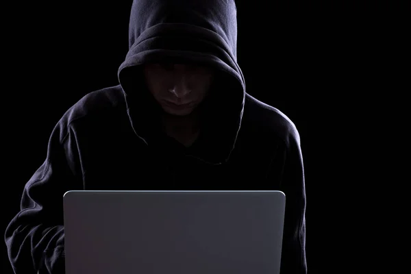 Anonimowe hacker w ciemności — Zdjęcie stockowe