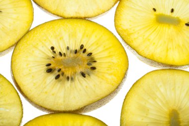 Kivi beyaz üzerine dilimler