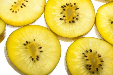 Kivi beyaz üzerine dilimler