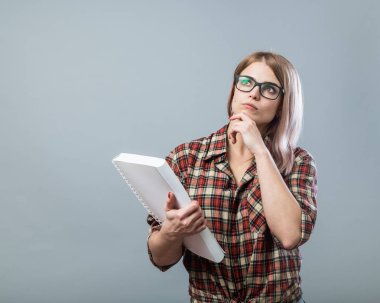 Genç çekici kadın kitap tutun