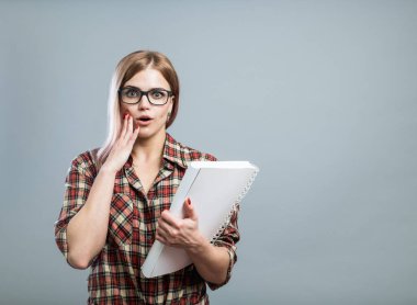 Genç çekici kadın kitap tutun