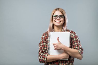 Genç çekici kadın kitap tutun