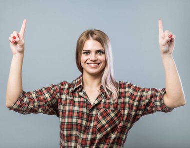 Genç kadın işaret ediyor