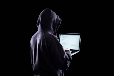 Karanlıkta anonim hacker