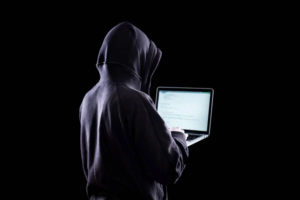 Анонимный хакер в темноте — стоковое фото