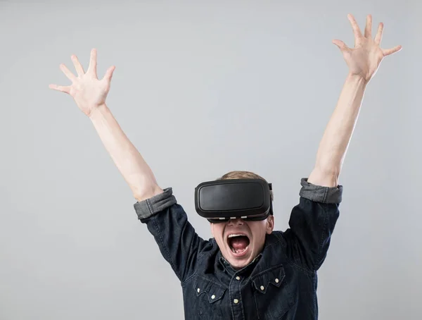 Homem na realidade virtual — Fotografia de Stock