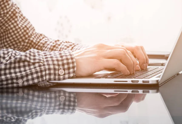 Manos en el teclado — Foto de Stock