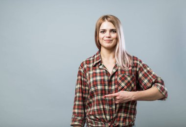 Genç kadın işaret ediyor