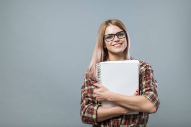 Genç çekici kadın kitap tutun