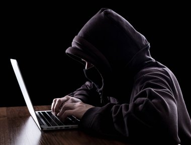 Karanlıkta anonim hacker