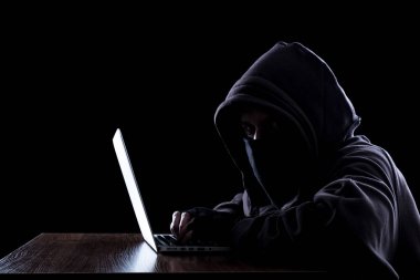 Karanlıkta anonim hacker