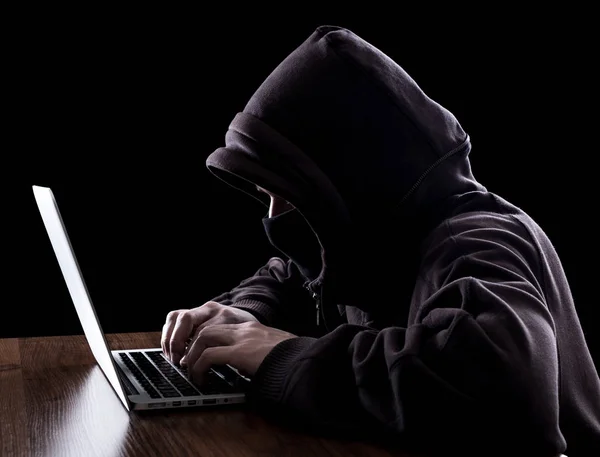Hacker anônimo no escuro — Fotografia de Stock