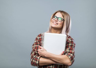 Genç çekici kadın kitap tutun