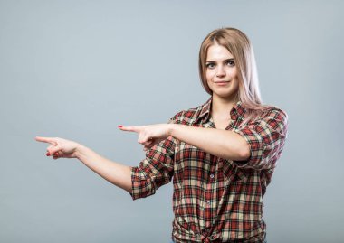 Genç kadın işaret ediyor