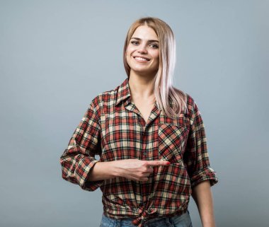 Genç kadın işaret ediyor