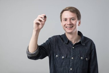 Kalem ile genç adam