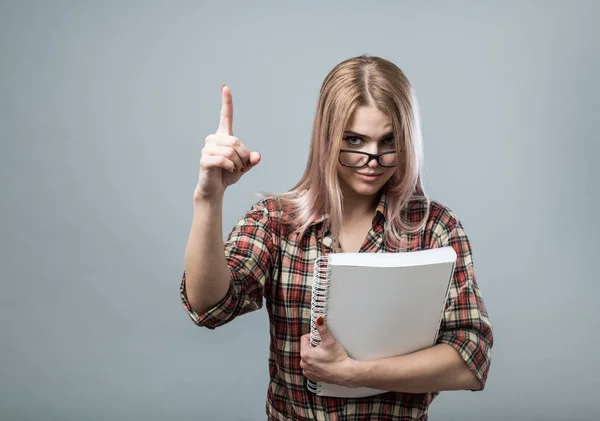 Joven atractiva mujer hold book — Foto de Stock