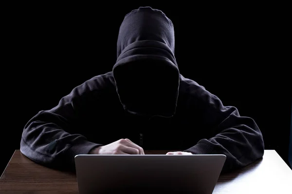 Hacker anônimo no escuro — Fotografia de Stock