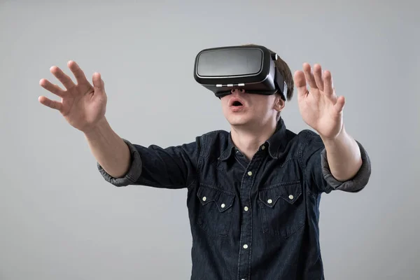 El hombre en realidad virtual —  Fotos de Stock