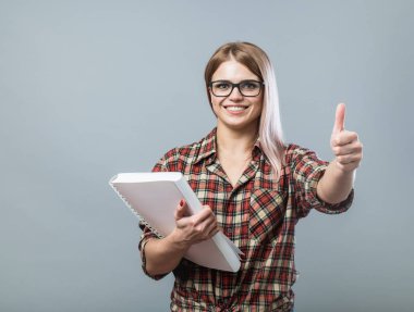 Genç çekici kadın kitap tutun