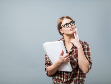 Genç çekici kadın kitap tutun