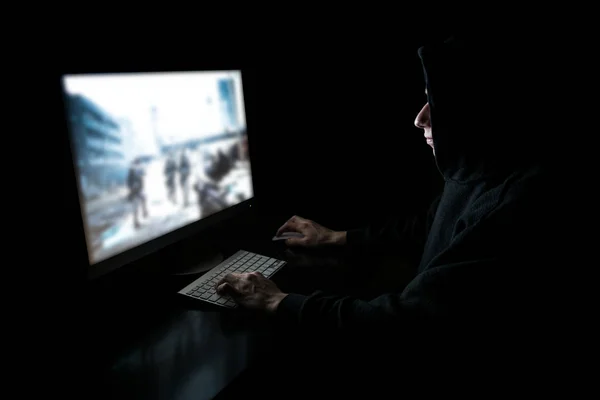 Genç karanlıkta oyun