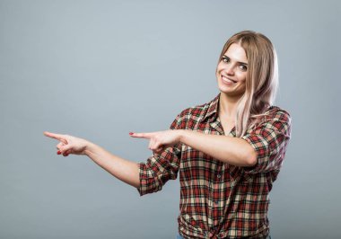 Genç kadın işaret ediyor