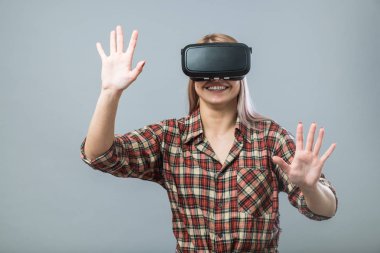 Vr kulaklık ile neşeli kadın