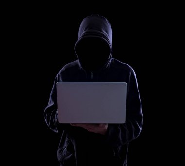 Karanlıkta anonim hacker