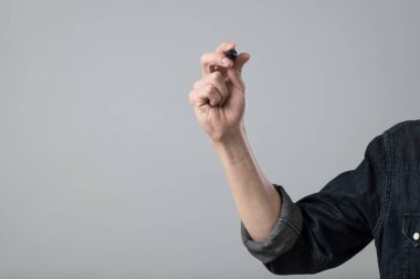 Genç el kalemi ile adam.