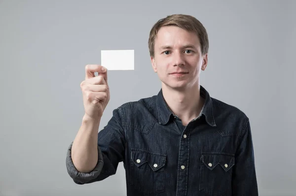 Joven sobre gris — Foto de Stock