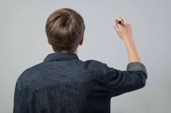 Junger Mann mit Stift — Stockfoto