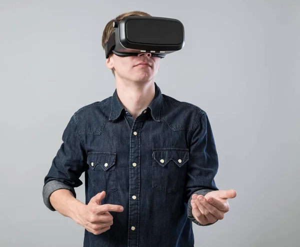 Homem na realidade virtual — Fotografia de Stock