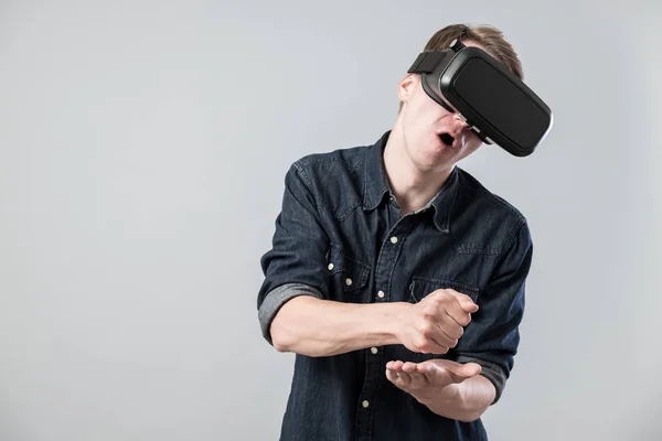 Homem na realidade virtual — Fotografia de Stock