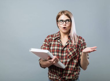 Genç çekici kadın kitap tutun