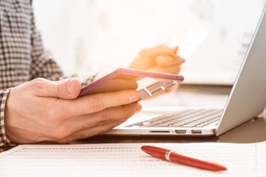 Plastik kart ve bir dizüstü bilgisayar ile el