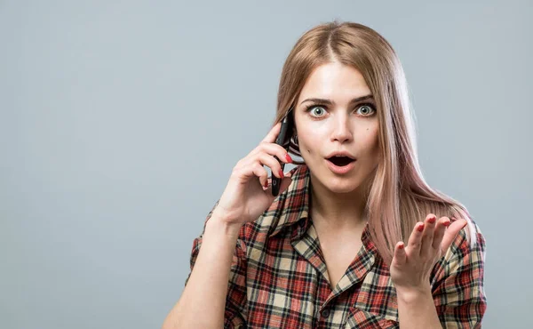 Chica con teléfono — Foto de Stock