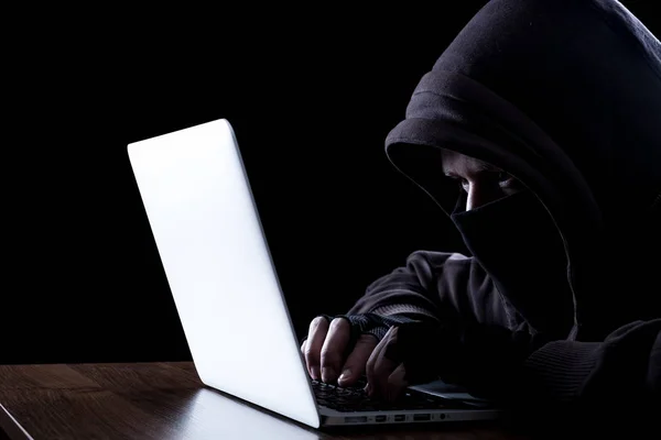 Hacker anonimo al buio — Foto Stock