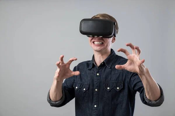 Homem na realidade virtual — Fotografia de Stock