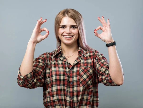 Ok işareti ile şirin kız