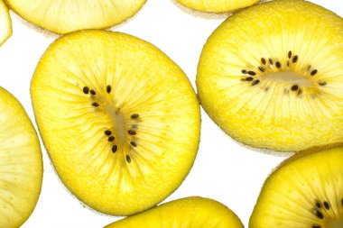 Kivi beyaz üzerine dilimler