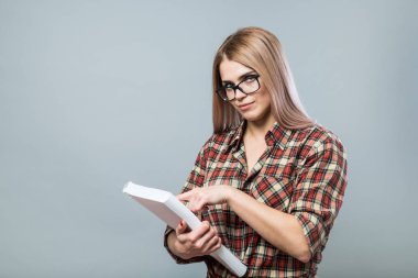 Genç çekici kadın kitap tutun